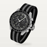 Schwarz-graues gestreiftes Nylonarmband für Omega x Swatch MoonSwatch Mission to the Moon, an der Uhr montiert