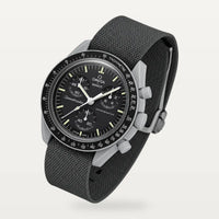 Dunkelgraues Nylonarmband für Omega x Swatch MoonSwatch Mission to the Moon, an der Uhr montiert
