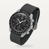Dunkelgraues Nylonarmband für Omega x Swatch MoonSwatch Mission to the Moon, an der Uhr montiert