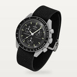 Schwarzes Nylonarmband für Omega x Swatch MoonSwatch Mission to the Moon, an der Uhr montiert