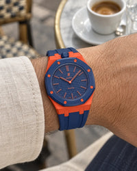 Royal Pop Orenji Hachi al polso con il suo cinturino in gomma premium arancione e blu navy