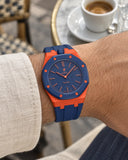 Royal Pop Orenji Hachi al polso con il suo cinturino in gomma premium arancione e blu navy