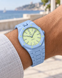 Keramikarmband in Hellblau für die AP x Swatch Royal Pop Blaue Acht am Handgelenk getragen | WatchCollab