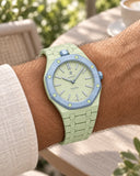 Keramikarmband in Creme für die AP x Swatch Royal Pop Blaue Acht am Handgelenk getragen | WatchCollab
