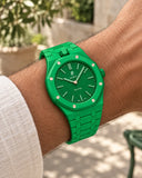 Keramikarmband in Grün für die AP x Swatch Royal Pop Green Eight am Handgelenk getragen | WatchCollab