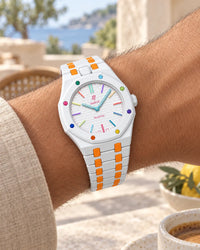 Keramikarmband in Weiß-Orange für die AP x Swatch Royal Pop Huit Blanc am Handgelenk getragen | WatchCollab