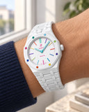 Keramikarmband in Weiß für die AP x Swatch Royal Pop Huit Blanc am Handgelenk getragen | WatchCollab
