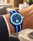Keramikarmband in Blau zweifarbig für die AP x Swatch Royal Pop Làn Ba am Handgelenk getragen | WatchCollab