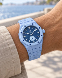 Keramikarmband in Hellblau für die AP x Swatch Royal Pop Làn Ba am Handgelenk getragen | WatchCollab