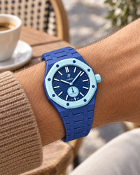 Keramikarmband in Königsblau für die AP x Swatch Royal Pop Làn Ba am Handgelenk getragen | WatchCollab