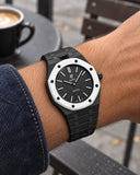Keramikarmband in Schwarz für die AP x Swatch Royal Pop Ocho Negro am Handgelenk getragen | WatchCollab
