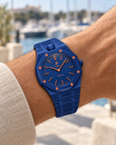 Keramikarmband in Marineblau für die AP x Swatch Royal Pop Orenji Hachi am Handgelenk getragen | WatchCollab