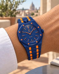 Bracelet céramique bleu et orange pour l'AP x Swatch Royal Pop Orenji Hachi porté au poignet | WatchCollab