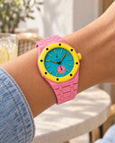 Keramikarmband in Rosa für die AP x Swatch Royal Pop Otg Roz am Handgelenk getragen | WatchCollab