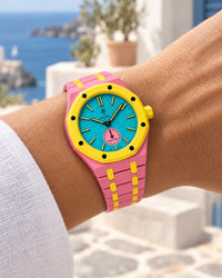 Keramikarmband in Rosa-Gelb für die AP x Swatch Royal Pop Otg Roz am Handgelenk getragen | WatchCollab