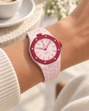 Keramikarmband in Zartrosa für die AP x Swatch Royal Pop Otto Rosso am Handgelenk getragen | WatchCollab