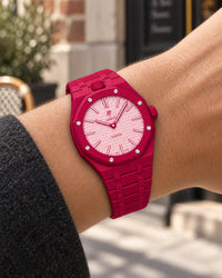 Keramikarmband in Rot für die AP x Swatch Royal Pop Otto Rosso am Handgelenk getragen | WatchCollab