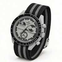 Correa textil negra con dos rayas grises en MoonSwatch Mission to Earthphase