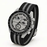 Correa textil negra con dos rayas grises en MoonSwatch Mission to Earthphase