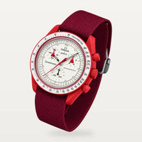 Correa de nailon tejido rojo burdeos para Omega x Swatch MoonSwatch Mission to Mars, montada en el reloj