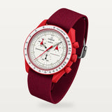 Correa de nailon tejido rojo burdeos para Omega x Swatch MoonSwatch Mission to Mars, montada en el reloj