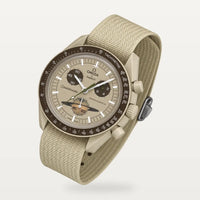 Beiges gewebtes Nylonarmband für Omega x Swatch MoonSwatch Mission to Saturn, an der Uhr montiert