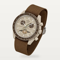 Braunes gewebtes Nylonarmband für Omega x Swatch MoonSwatch Mission to Saturn, an der Uhr montiert