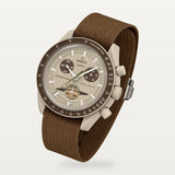 Braunes gewebtes Nylonarmband für Omega x Swatch MoonSwatch Mission to Saturn, an der Uhr montiert