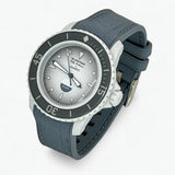 Cinturino in gomma premium grigio con cuciture grigie su Blancpain x Swatch Fifty Fathoms Antarctic Ocean