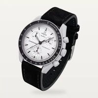 Correa de cuero claro negra en MoonSwatch Mission 1965