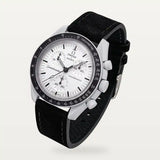 Correa de cuero claro negra en MoonSwatch Mission 1965