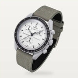 Correa de cuero claro gris en MoonSwatch Mission 1965