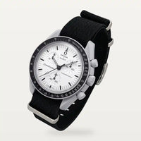 Correa NATO negra en MoonSwatch Mission 1965