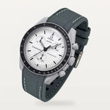 Correa de caucho premium gris con costuras blancas en MoonSwatch Mission 1965