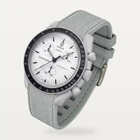 Correa de caucho premium gris claro con costuras blancas en MoonSwatch Mission 1965