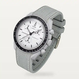 Correa de caucho premium gris claro con costuras blancas en MoonSwatch Mission 1965