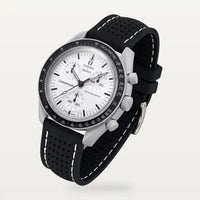 Correa de caucho premium perforada negra en MoonSwatch Mission 1965