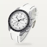 Correa de caucho premium blanca con costuras negras en MoonSwatch Mission 1965