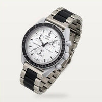Brazalete de eslabones de acero plateado y negro en MoonSwatch Mission 1965