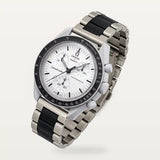 Brazalete de eslabones de acero plateado y negro en MoonSwatch Mission 1965