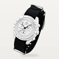 Bracelet NATO noir sur MoonSwatch Full Moon Snoopy