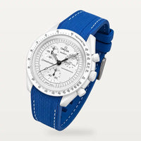 Bracelet caoutchouc premium bleu à surpiqûres blanches sur MoonSwatch Full Moon Snoopy