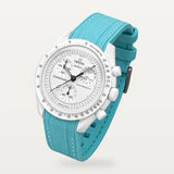 Bracelet caoutchouc premium cyan à surpiqûres blanches sur MoonSwatch Full Moon Snoopy