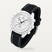 Bracelet caoutchouc premium perforé noir à surpiqûres blanches sur MoonSwatch Full Moon Snoopy