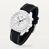 Bracelet caoutchouc premium perforé noir à surpiqûres blanches sur MoonSwatch Full Moon Snoopy