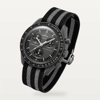 Bracelet toile premium gris à rayures noires sur MoonSwatch Mission to Mercury