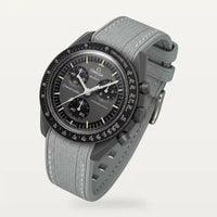 Bracelet caoutchouc premium gris à surpiqûres blanches sur MoonSwatch Mission to Mercury