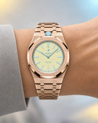 Royal Pop Blaue Acht worn on the wrist with the WatchCollab gold steel integrated bracelet