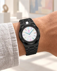 Cinturino in acciaio nero indossato al polso con l'AP x Swatch Royal Pop Huit Blanc