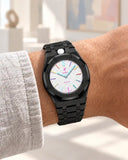Cinturino in acciaio nero indossato al polso con l'AP x Swatch Royal Pop Huit Blanc